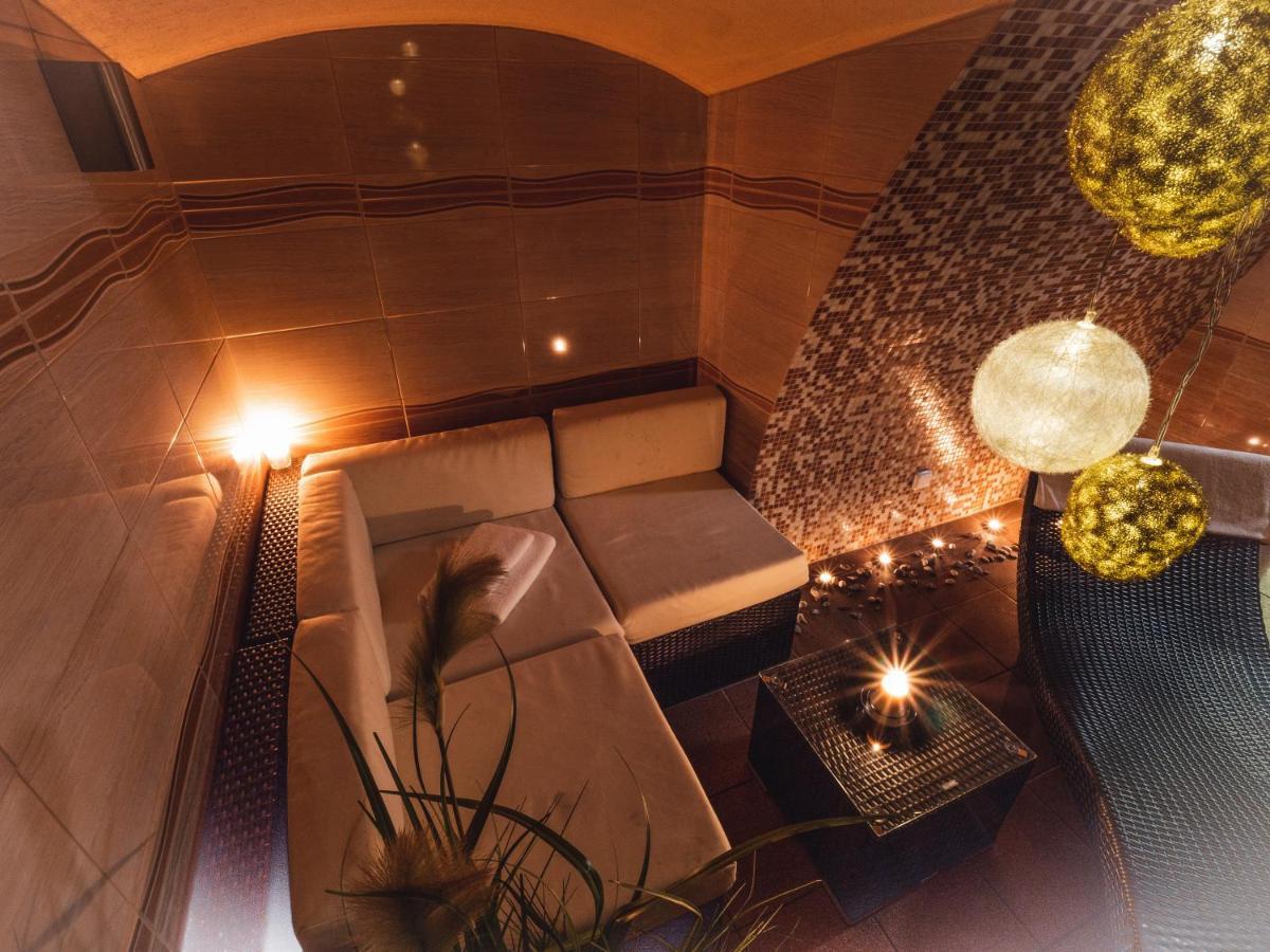 Hluboká nad Vltavou Relax Hotel Pelikan מראה חיצוני תמונה